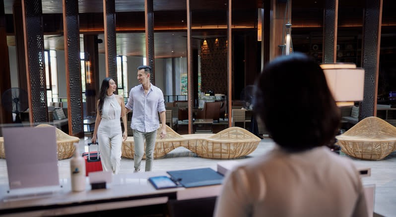 And ultra-high-net-worth-couple arriving to a hotel lobby.