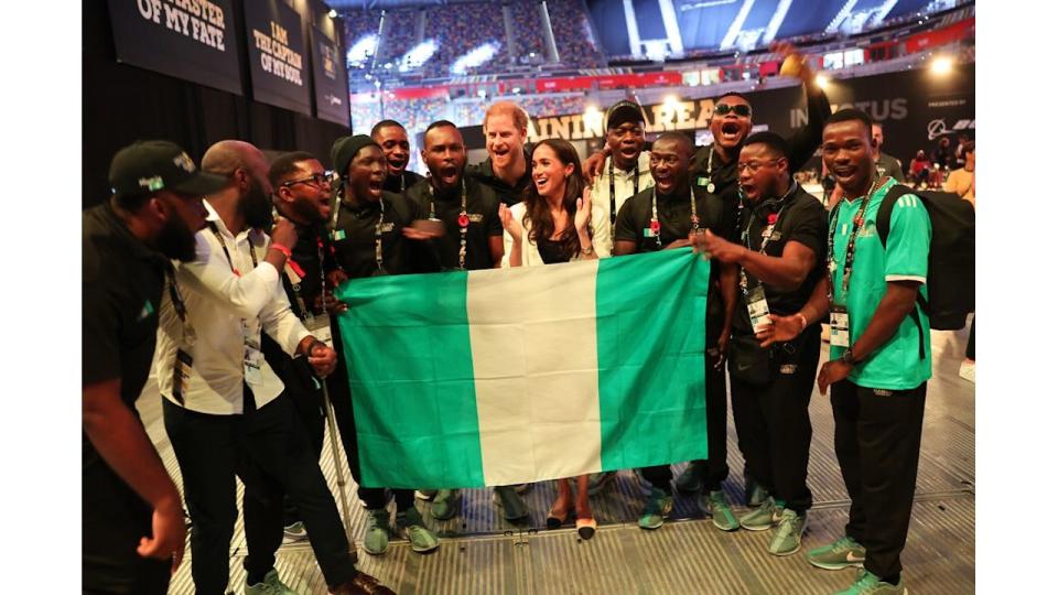 Harry and Meghan pose with the Nigeria team at the Invictus Games
