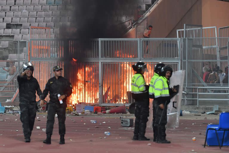 Fuego y caos en las tribunas en la capital de Túnez