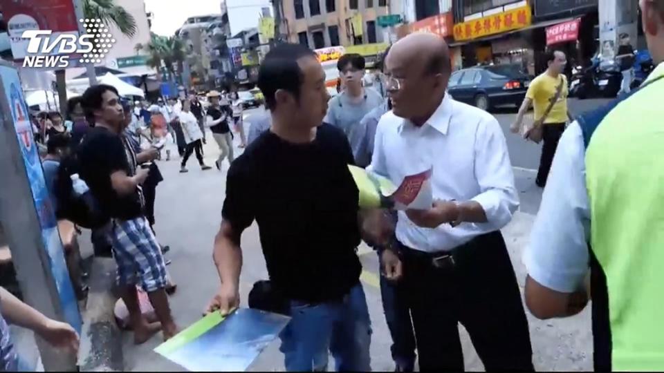 民進黨新北市長參選人蘇貞昌在拍里長肚子事件後首度露面，他公開坦承他在自我反省，強調拍肩拉手這些都是他的習慣動作，不過他也說他是人不是神，因此在面對突然攔路陳情，肯定會不開心。