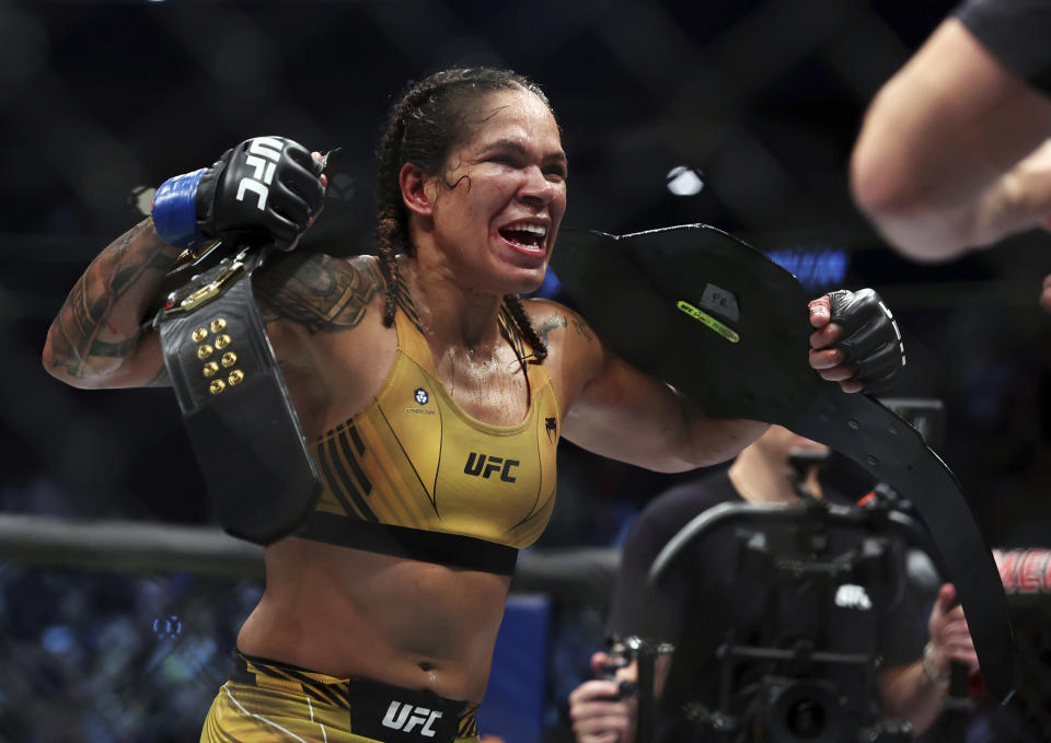 Amanda Nunes celebra tras derrotar a Julianna Peña en el combate por el título de peso gallo de artes marciales mixtas, el sábado 30 de julio de 2022, en Dallas. (AP Foto/Richard W. Rodríguez)