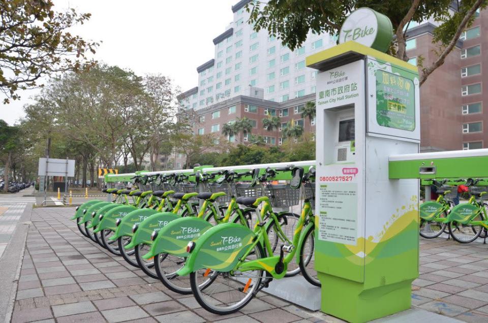國民黨市長候選人謝龍介再攻交通議題，將把T-Bike改為YouBike。 （記者林雪娟攝）