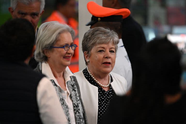 La canciller mexicana Alicia Bárcena Ibarra (derecha), recibe en México a la exembajadora mexicana en Ecuador, Raquel Serur Smeke (derecha) (Photo by YURI CORTEZ / AFP)