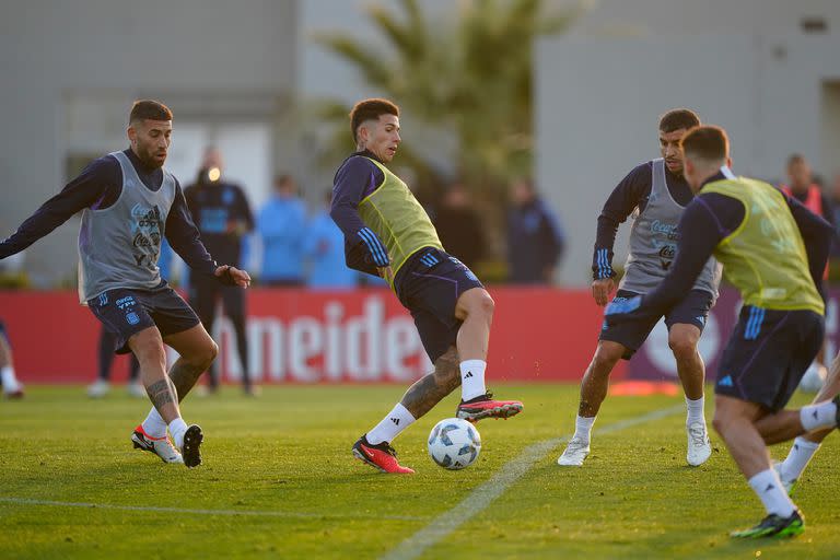 Enzo Fernández, en acción durante el entrenamiento de la selección argentina en Ezeiza