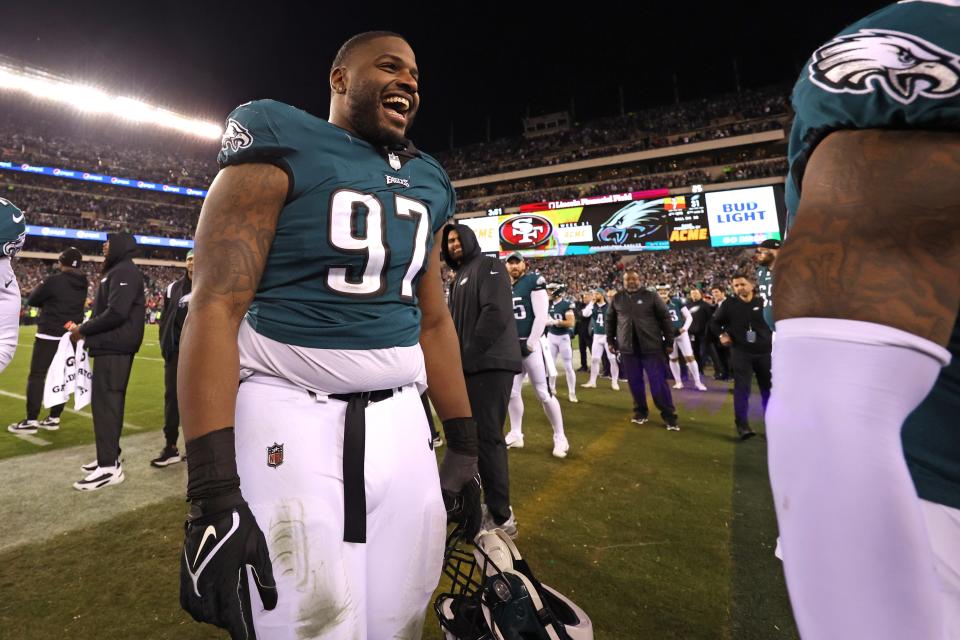 Javon Hargrave abandona el campo después de la victoria de los Philadelphia Eagles sobre los San Francisco 49ers en el juego de campeonato de la NFC.