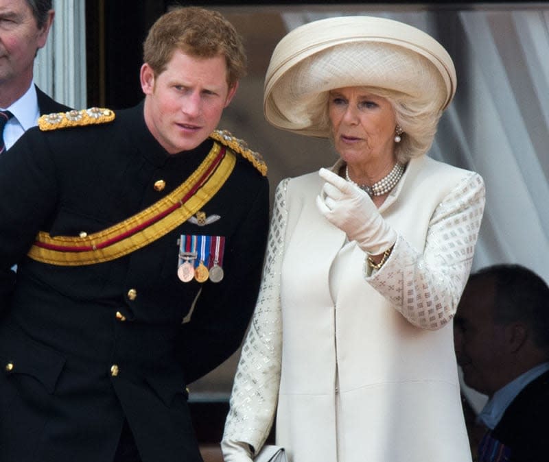 La reina consorte Camilla con el príncipe Harry 