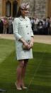 <p>Kate trug für die National Review of Queen’s Scouts im April 2013 einen Mantel von Mulberry mit Bouclé-Effekt. Sie rundete den Look mit taupen Absatzschuhen von LK Bennett ab.<em> [Bild: Getty]</em> </p>