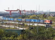 <p>Este es un eje comercial muy importante, ya que el ferrocarril puede transportar un total de 30.560 metros cúbicos de mercancías, lo que equivale a más de 1.000 toneladas. (Photo by Gong Xianming/VCG via Getty Images)</p> 