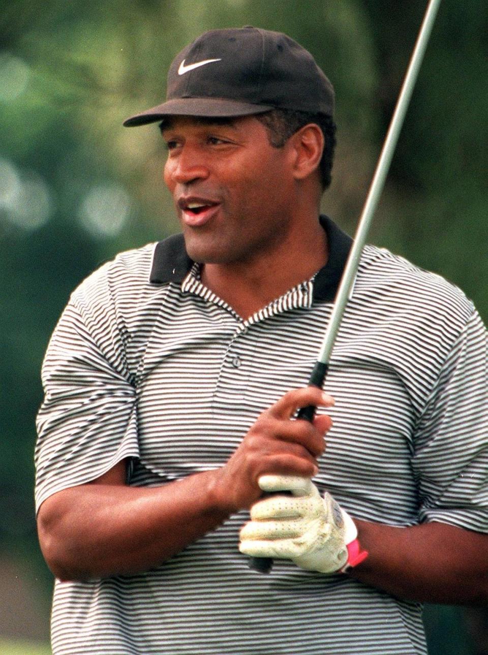 O.J. Simpson juega al golf en 1998 en Miami.