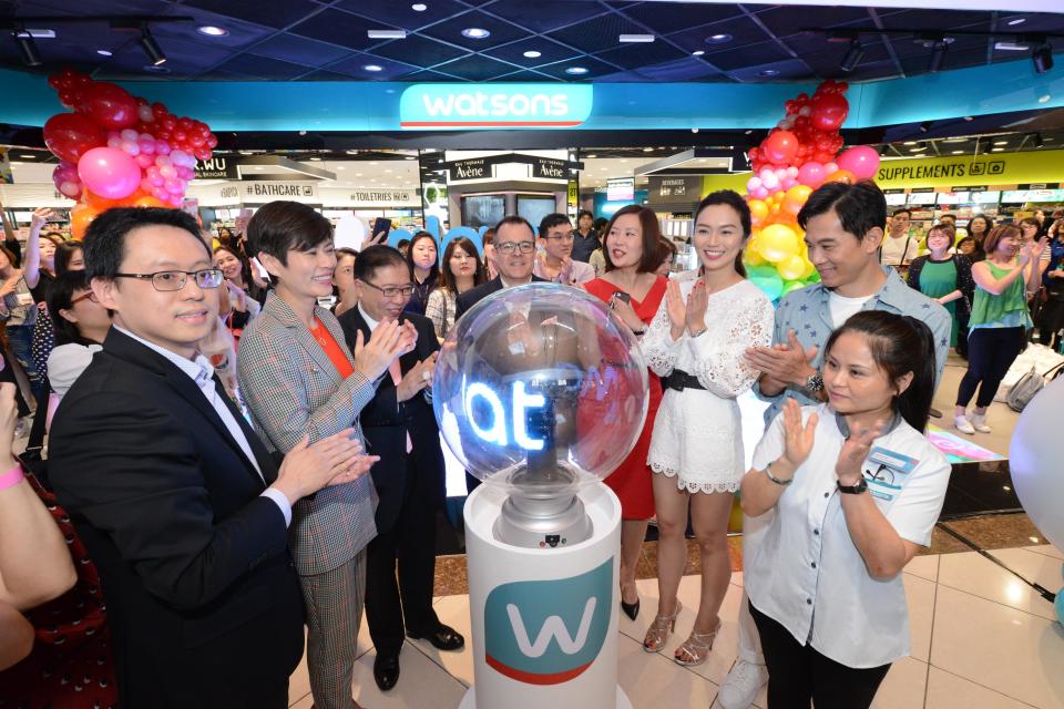 (L to R): (in grey suit) Malina Ngai, Group Chief Operating Officer of Watsons; Dominic Lai, Group Managing Director of Watsons; Irene Lau, General Manager of Watsons Singapore; Joanne Peh and Qi Yuwu. (PHOTO: Watsons)