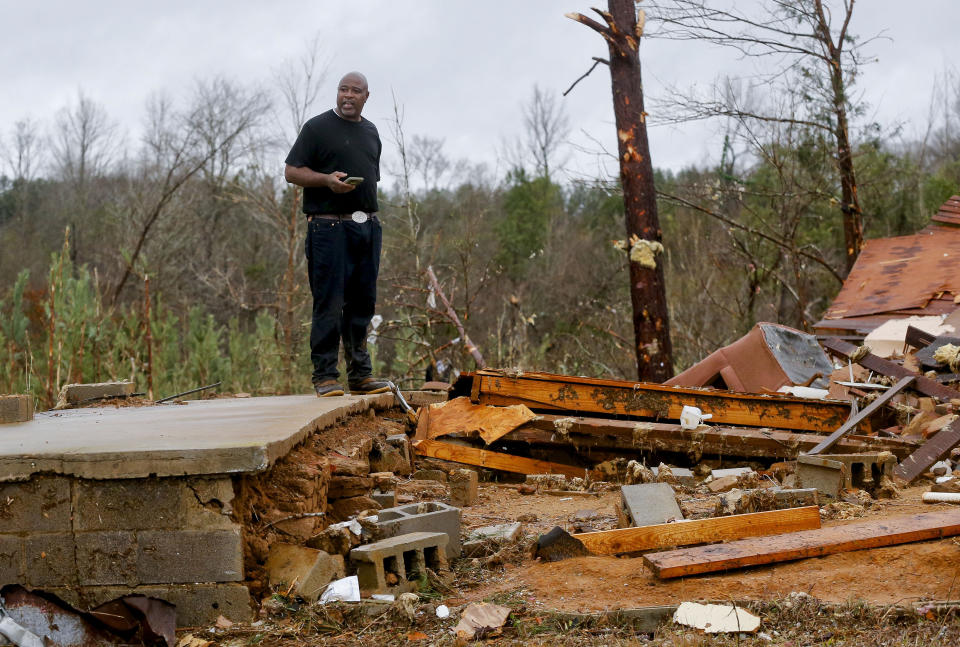 Un hombre observa los restos de viviendas azotadas por un tornado cerca de Carrollton, en el condado Pickens, Alabama, el sábado 11 de enero de 2020. (Gary Cosby Jr./The Tuscaloosa News vía AP)