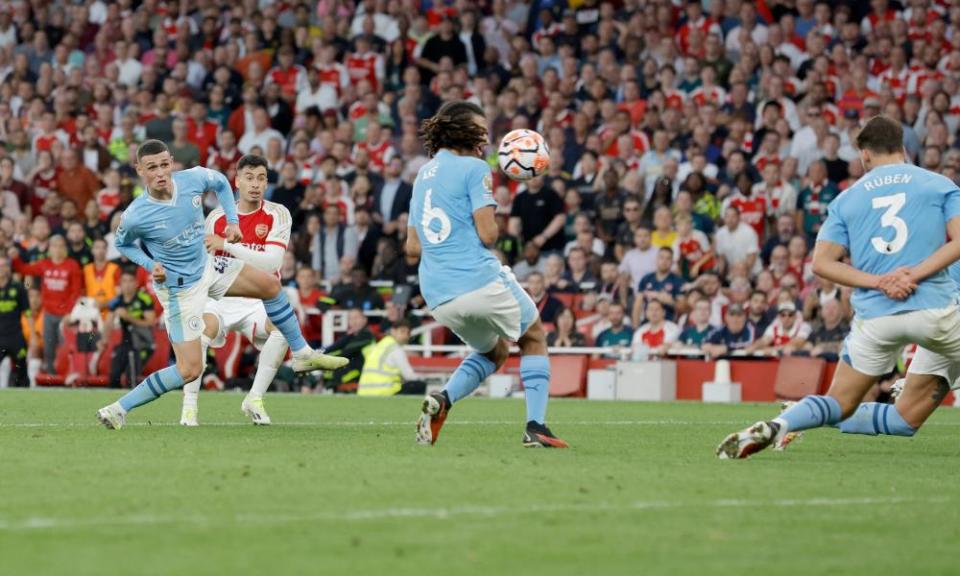 Gabriel Martinelli’s shot takes a deflection off Manchester City’s Nathan Aké and heads goalwards for Arsenal’s winner