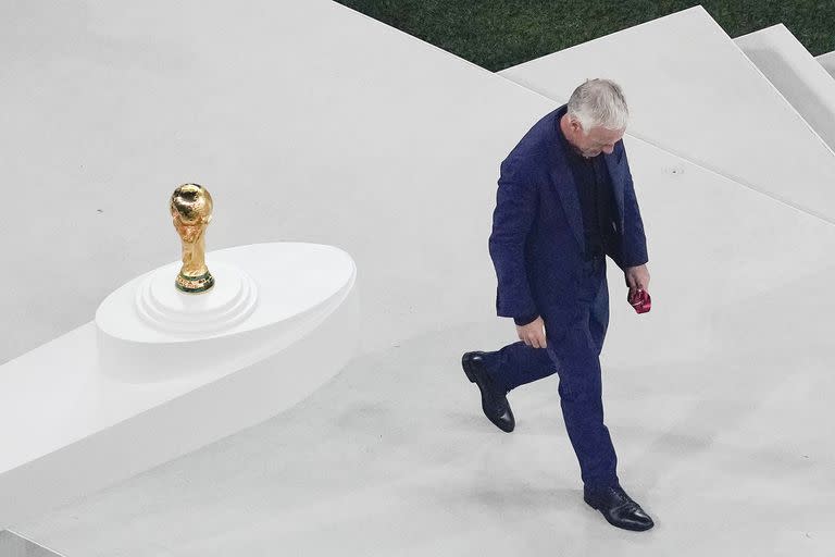 Didier Deschamps, entrenador francés, pasa por al lado de la Copa del Mundo tras perder la final con Argentina por penales; el DT renovaría su contrato y seguiría hasta 2026