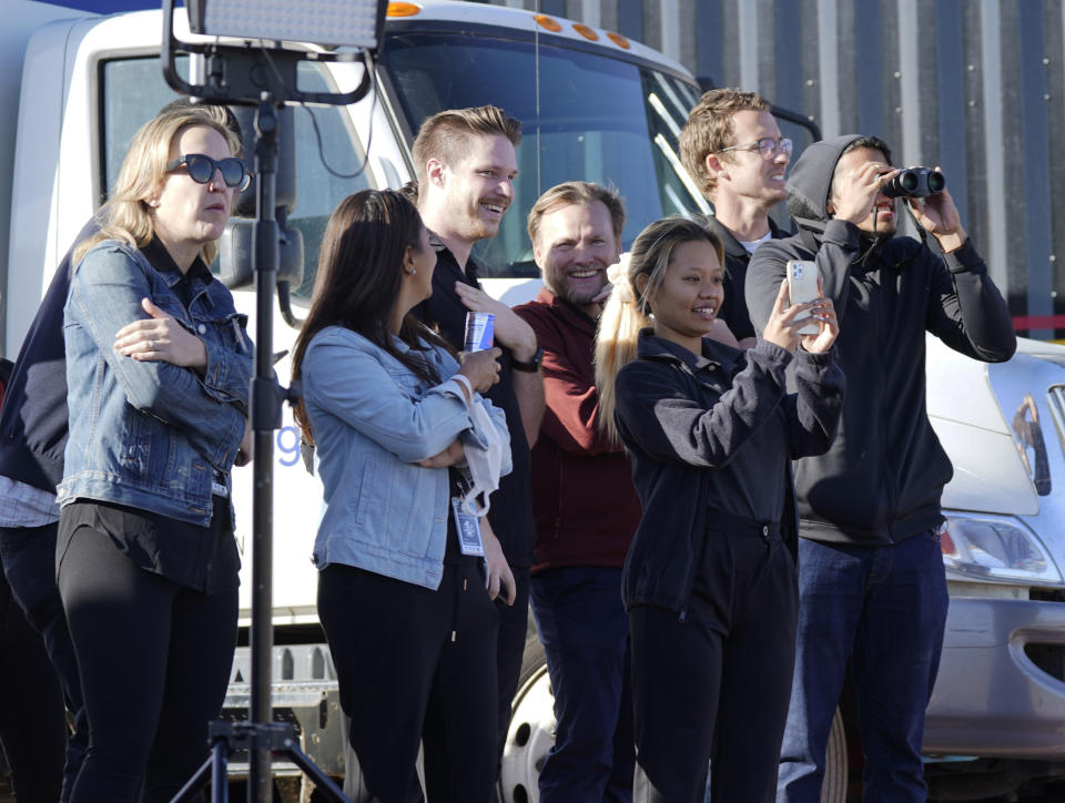 Observadores siguen el lanzamiento del cohete New Shepard de Blue Origin desde su puerto espacial cerca de Van Horn, Texas, el miércoles 13 de octubre de 2021. (AP Foto/LM Otero)