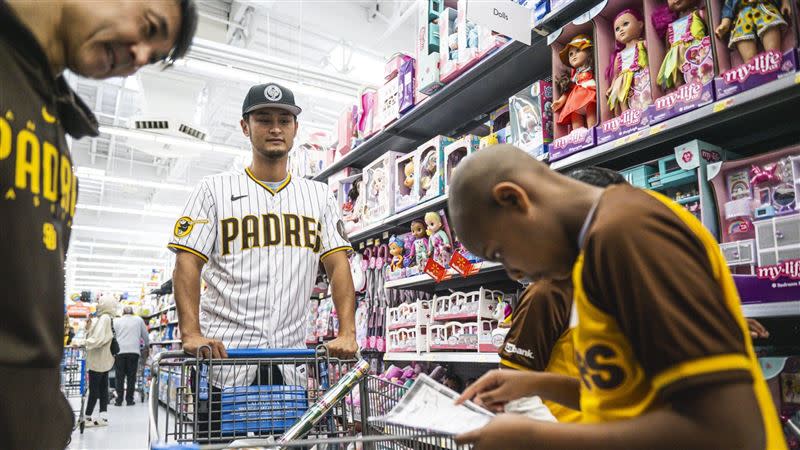 達比修這個月初參與球隊與小學生一起逛超市的活動。（圖／翻攝自聖地牙哥教士隊官方X）