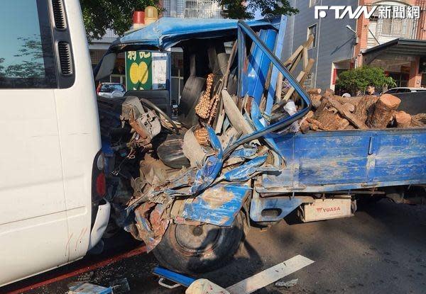 黃男因為撞擊致車輛變形，受困車內失去意識。