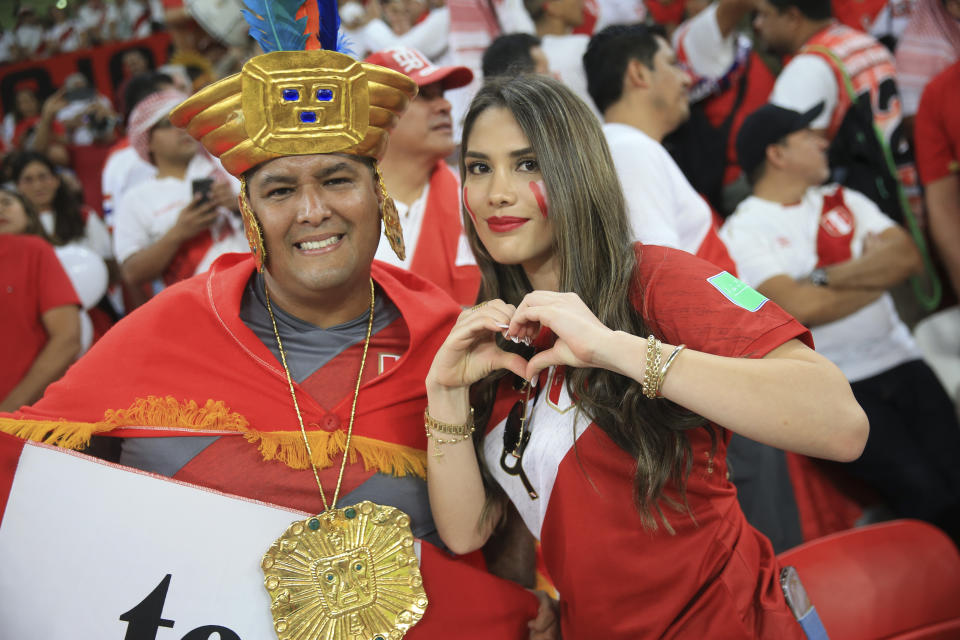 Hinchas de Perú previo al repechaje intercontinental entre Perú y Australia por una plaza a la Copa Mundial, en Al Rayyan, Qatar, el lunes 13 de junio de 2022. (AP Foto/Hussein Sayed)