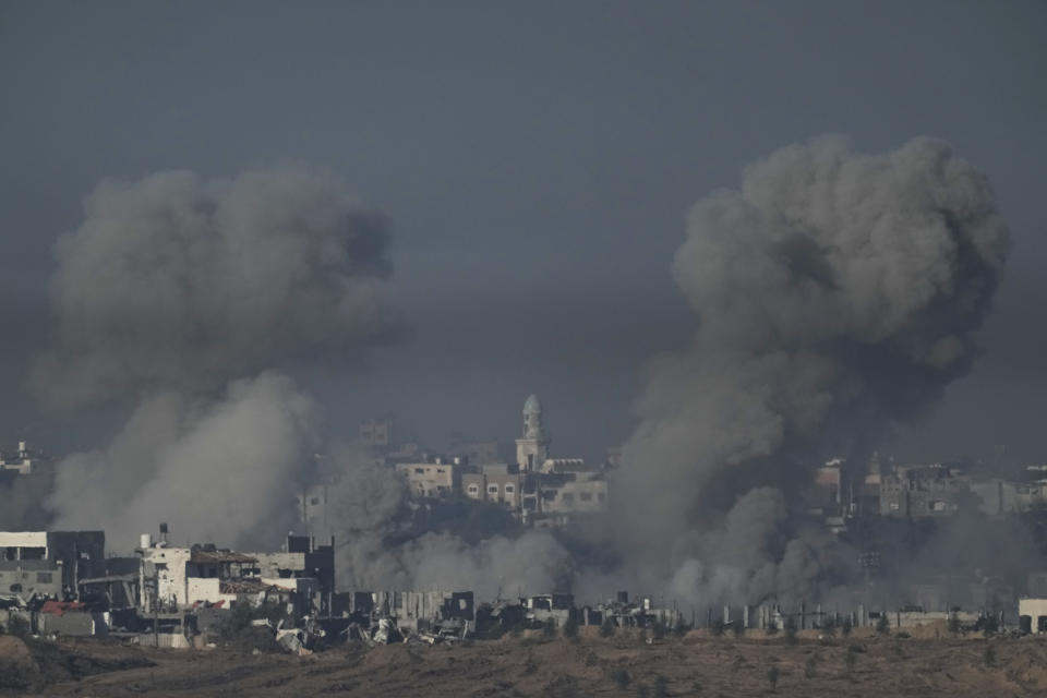 El humo se eleva tras un bombardeo israelí en la Franja de Gaza, vista desde el sur de Israel, el domingo 3 de diciembre de 2023. (AP Foto/Leo Correa)