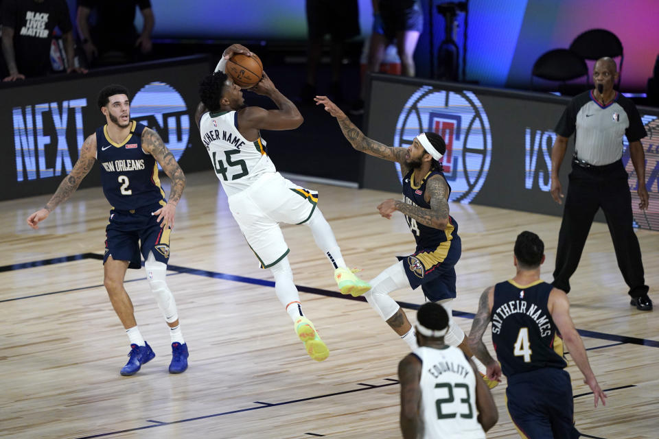 Momento del encuentro entre los Pelicans y los Jazz en el que se puede apreciar que varios jugadores sustituyeron sus nombres por mensajes reivindicativos. (Foto: Ashley Landis / Pool / Getty Images).