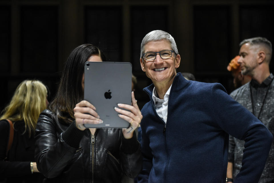 NEW YORK, NY – OCTOBER 30: Tim Cook, CEO of Apple laughs while Lana Del Rey (with iPad) takes a photo during a launch event at the Brooklyn Academy of Music on October 30, 2018 in New York City. Apple debuted a new MacBook Air, Mac Mini and iPad Pro. (Photo by Stephanie Keith/Getty Images)