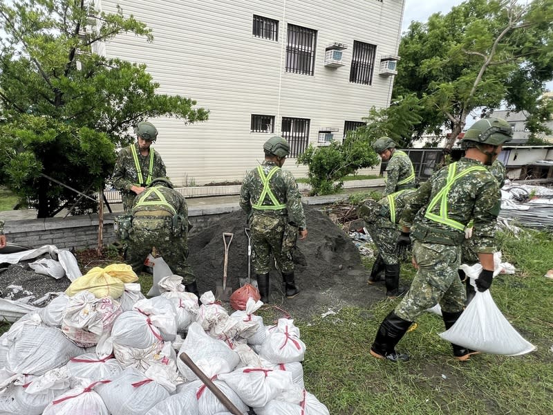 颱風進逼  台東國軍裝填沙包助防災 颱風山陀兒逼近，恐挾強風豪雨襲台致災，陸軍台東 地區指揮部1日在颱風來襲前夕協助裝填沙包等，做 好防災準備。 （陸軍台東地區指揮部提供） 中央社記者盧太城台東傳真  113年10月1日 