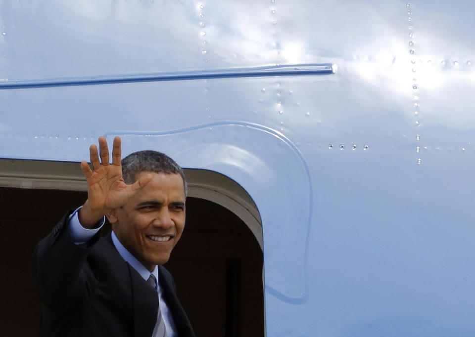 US President Barack Obama waves as he boards Air Force One at Fiumicino Airport, Friday, March 28, 2014 in Rome. Obama departs Italy for Saudi Arabia, to meet with King Abdullah, the final stop on a weeklong overseas trip. (AP Photo/Riccardo De Luca)