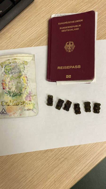 Un pasaporte y otros artículos, lo que los responsables de aduanas rusos denominaron pertenencias de un ciudadano alemán que fue detenido a su llegada a la ciudad rusa de San Petersburgo con caramelos de goma que contenían cannabis, en un lugar desconocido de Rusia