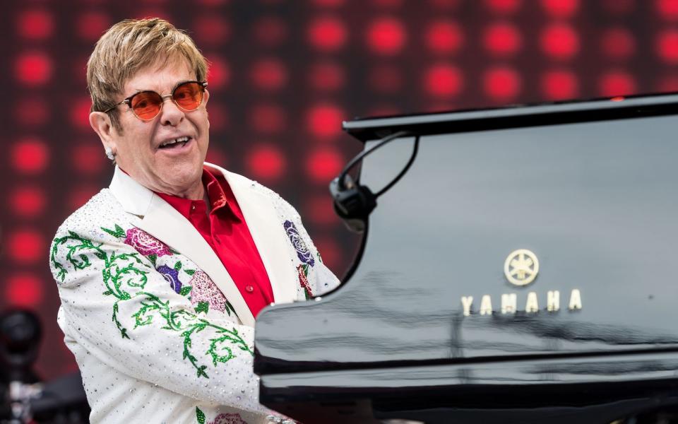 Er ist wohl der bunteste Vogel der Pop-Geschichte: Elton John! Anlässlich des neuen Albums "The Lockdown Sessions" (22. Oktober) präsentieren wir in unserer Trivia-Galerie die kuriosesten Fakten aus dem Leben des 74-jährigen Superstars. (Bild: Ian Gavan / Getty Images for Harlequins)
