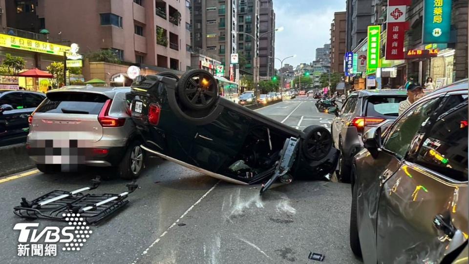 內湖金湖路傍晚發生一起車禍。（圖／TVBS）