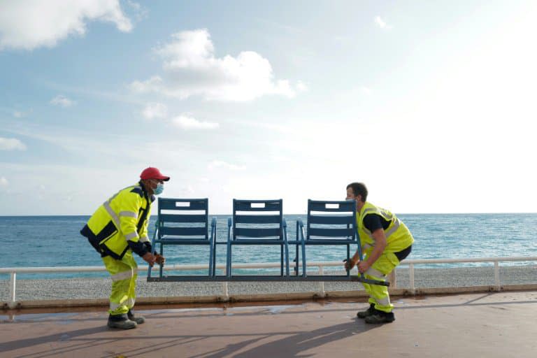 Des employés municipaux retirent les chaises bleues de la Promenade des Anglais, le 12 novembre 2020 à Nice. - Valery HACHE © 2019 AFP