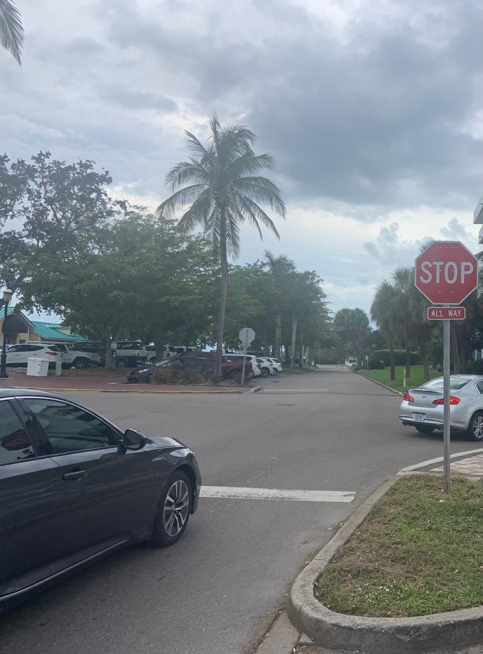 Cars at the stop sign at 10th Ave. West and Riverside Drive in Palmetto.