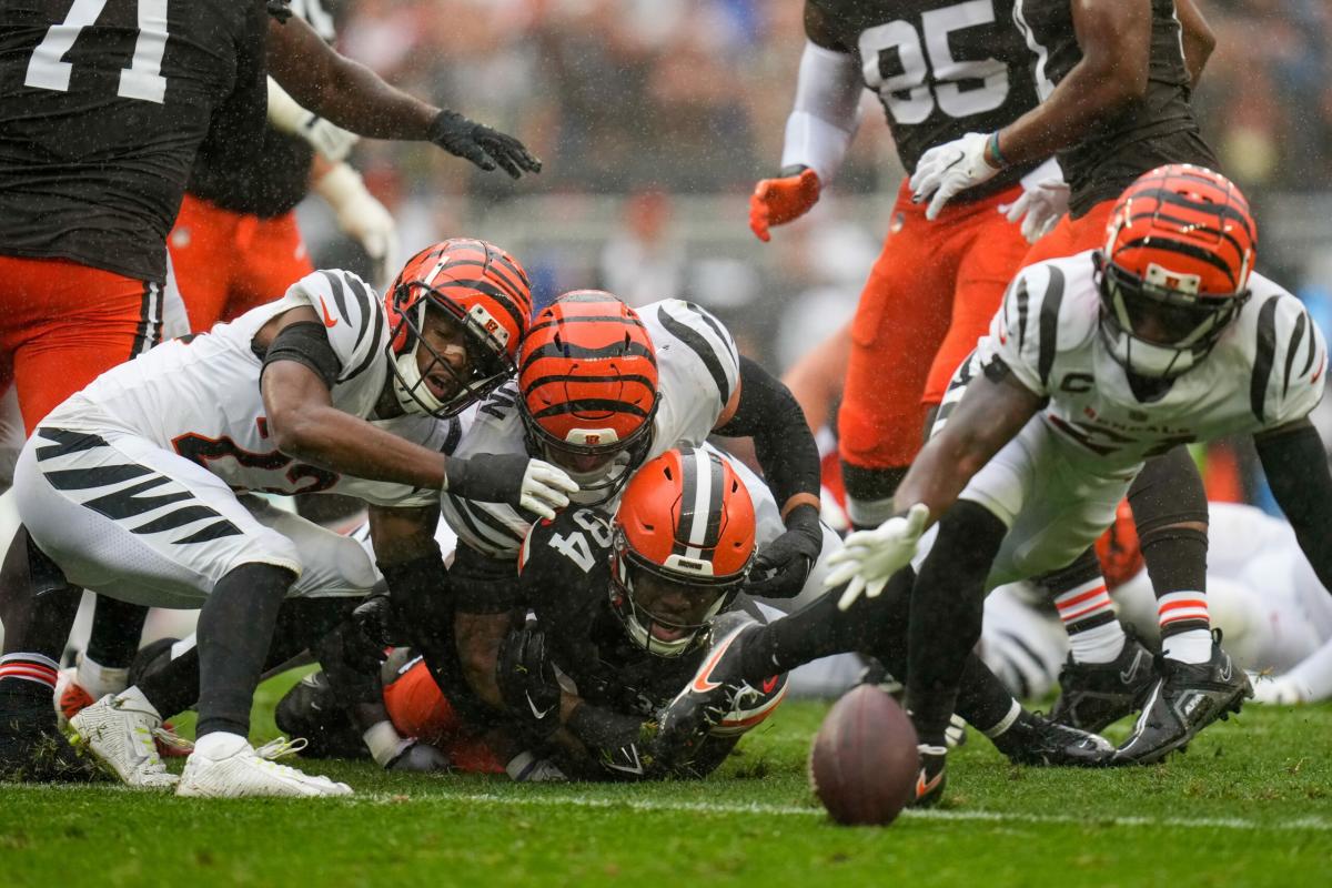 Sluggish Chiefs rally past Bengals to clinch 8th straight AFC West title