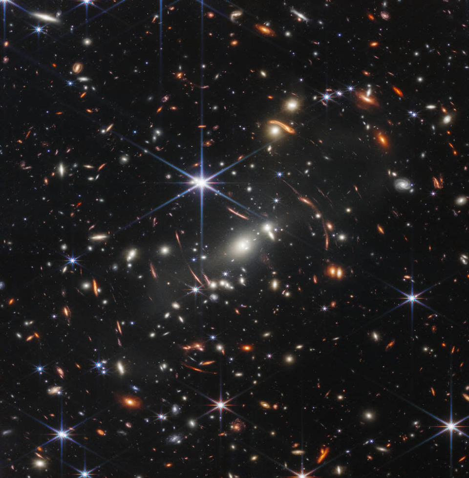 <span>La imagen plagada de puntos de luz de varios tamaños muestra las primeras galaxias formadas poco después del Big Bang. (Foto: NASA, ESA, CSA, and STScI)</span>