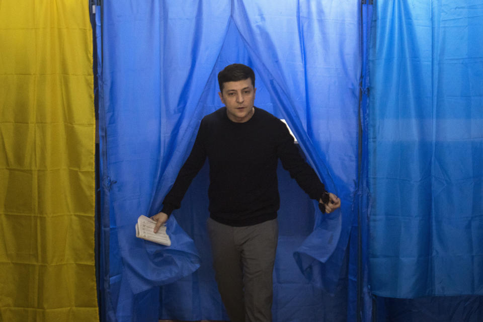 Ukrainian comedian and presidential candidate Volodymyr Zelenskiy, holds his ballot before voting at a polling station, during the presidential elections in Kiev, Ukraine, Sunday, March. 31, 2019. (AP Photo/Emilio Morenatti)