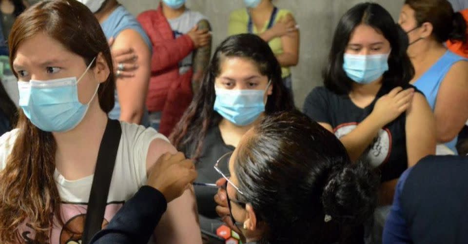 Jóvenes mayores de 18 años acudieron a recibir su segunda dosis de la vacuna Pfizer contra Covid-19 en las sedes de vacunación Expo Santa Fé y Cuajimalpa
