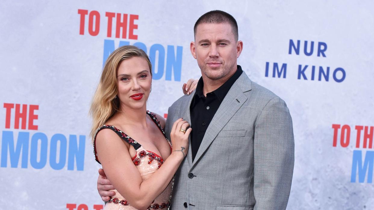 BERLÍN, ALEMANIA - 10 DE JULIO: La actriz estadounidense Scarlett Johansson y el actor estadounidense Channing Tatum asisten al estreno de 