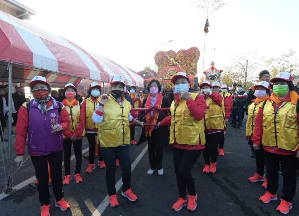 彰化芬園鄉，「九角頭迎天公」已傳承百年，王惠美縣長盼能登錄為「無形文化資產」。（圖：李河錫攝）