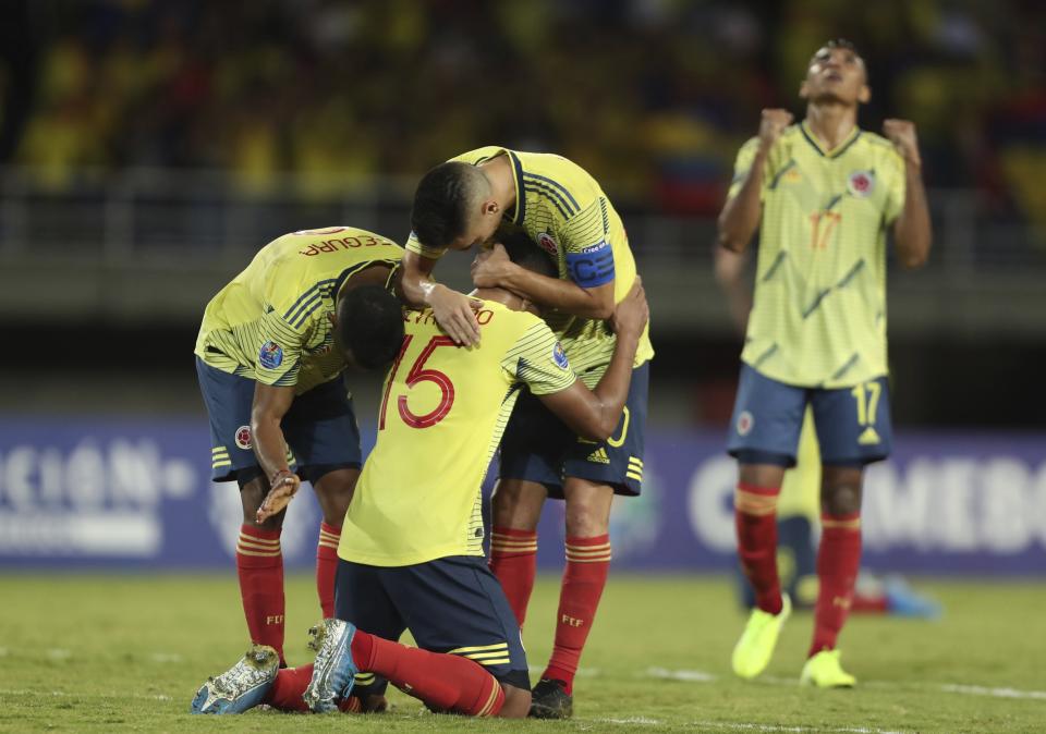 Los jugadores de Colombia festejan la victoria sobre Venezuela en el Preolímpico Sudamericano, el lunes 27 de enero de 2020 (AP Foto/Fernando Vergara)