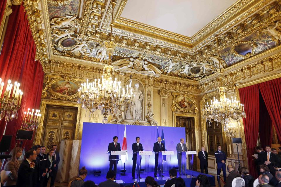 (L-R) Japan's Defence Minister Itsunori Onodera, Japan's Foreign Minister Fumio Kishida, French Foreign Affairs Minister Laurent Fabius and Defence Minister Jean-Yves Le Drian attend a news conference at the Quai d'Orsay Foreign Affairs ministry in Paris, January 9, 2014. REUTERS/Charles Platiau (FRANCE - Tags: POLITICS)