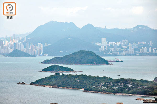 明日大嶼計劃耗資巨大，對本港財政造成負擔。