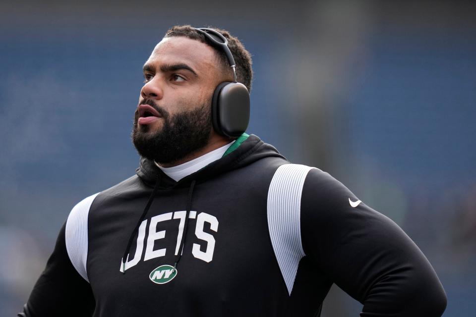 New York Jets defensive end Solomon Thomas warms up prior to an NFL football game against the Seattle Seahawks, Sunday, Jan. 1, 2023, in Seattle. (AP Photo/Godofredo A. Vásquez)