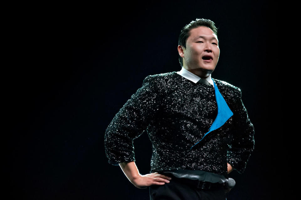 Psy performs in a free showcase at Marina Bay Sands. (Yahoo! photo)