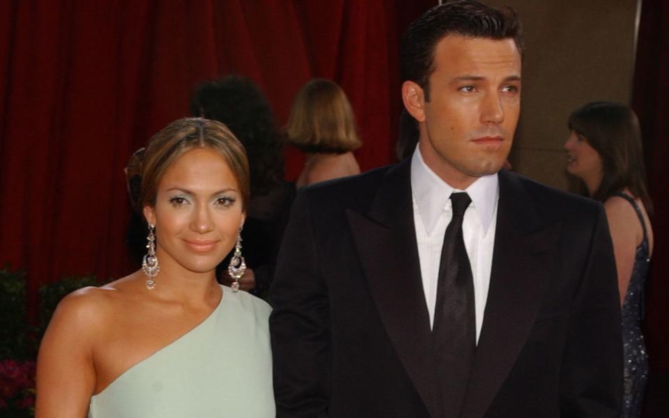 Wenn zwei Schauspieler ein Liebespaar verkörpern, kommen sie sich vor der Kamera zweifellos näher. Und bei manchen bleibt die Zuneigung nicht aufs Set beschränkt - wie etwa bei Jennifer Lopez und Ben Affleck. Welche Traumpaare sich ebenfalls bei Dreharbeiten kennen lernten, zeigt unsere Galerie ... (Bild: Frank Trapper/Corbis via Getty Images)