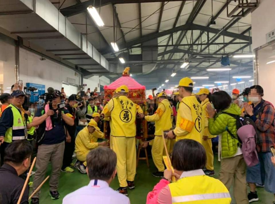 白沙屯媽祖在車廠內待了10分鐘左右就離開。（圖／翻攝自白沙屯拱天宮臉書）