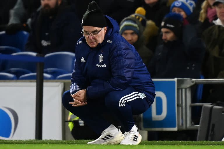 Marcelo Bielsa sigue con atención el 0-0 de Leeds