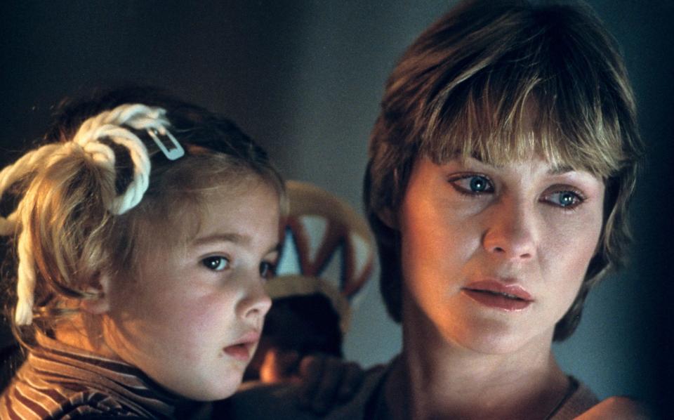 Quietly pivotal: Dee Wallace as single mother Mary with Drew Barrymore as daughter Gertie - PictureLux / The Hollywood Archive / Alamy Stock Photo
