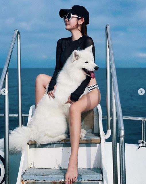 鮪魚近日帶著愛犬出遊，並PO出一系列「解放美照」。（圖／翻攝自IG／weiyin.com.tw）