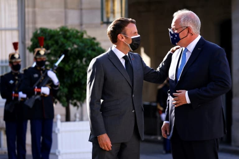 Le président français Emmanuel Macron saluant le Premier ministre australien Scott Morrison le 15 juin 2021 dans la cour de l'Elysée - Thomas SAMSON © 2019 AFP