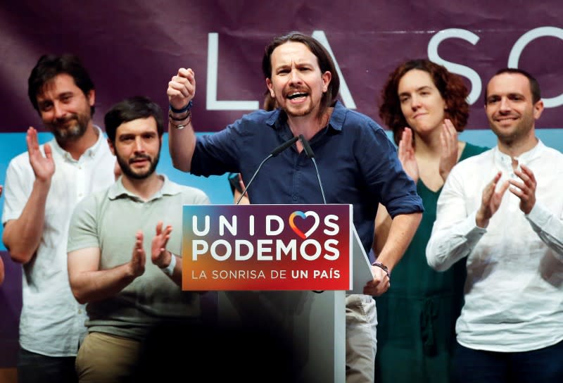 La formation anti-austérité Unidos Podemos de Pablo Iglesias (au centre) devrait enregistrer une progression sensible lors des élections législatives organisées ce dimanche en Espagne, ce qui serait un nouveau coup porté aux partis traditionnels européens, déjà ébranlés par le choix des Britanniques de quitter l'Union européenne. /Photo prise le 24 juin 2016/REUTERS/Andrea Comas