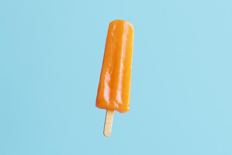 吃冰棒前多注意成分標示，挑選糖分低的冰棒，對身體更健康。（圖／Getty Images）